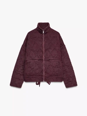 Vinröd jacka zara - Stilren vinröd pufferjacka med quiltat mönster och hög krage. Jackan har dragkedja framtill, två stora fickor och justerbar dragsko i nederkant. Perfekt för kalla dagar och ger en trendig look. Materialet är mjukt och värmande syntet. Skriv för fler bilder och om jag ska sätta på köp nu. 