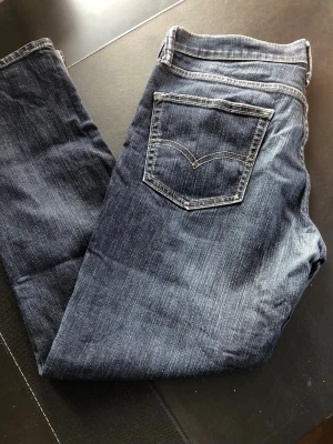 Levi’s 502 - Säljer ett par riktigt snygga Levi’s 502. Storleken på jeansen är W32, L30.  Passar XS/S/M. Perfekta till vardagslooken och passar till det mesta. Sliten bakre läderpatch, ingenting som påverkar användning. Säljs för 139kr pga att jag inte får användning av dem och nypris 800-1000kr!☺️