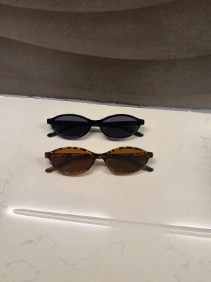 Solglasögon 2 st - Båda medföljer. Båda är helt nya