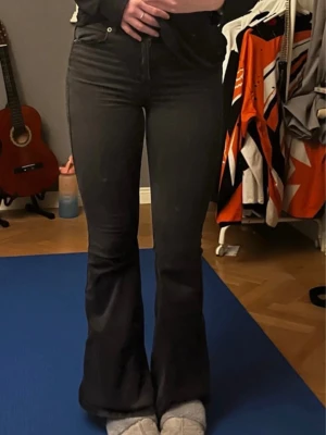 Svarta bootcut jeans - Säljer ett par svarta bootcutjeans från Dr.Denim. De är midwaist & materialet är stretchigt🌸