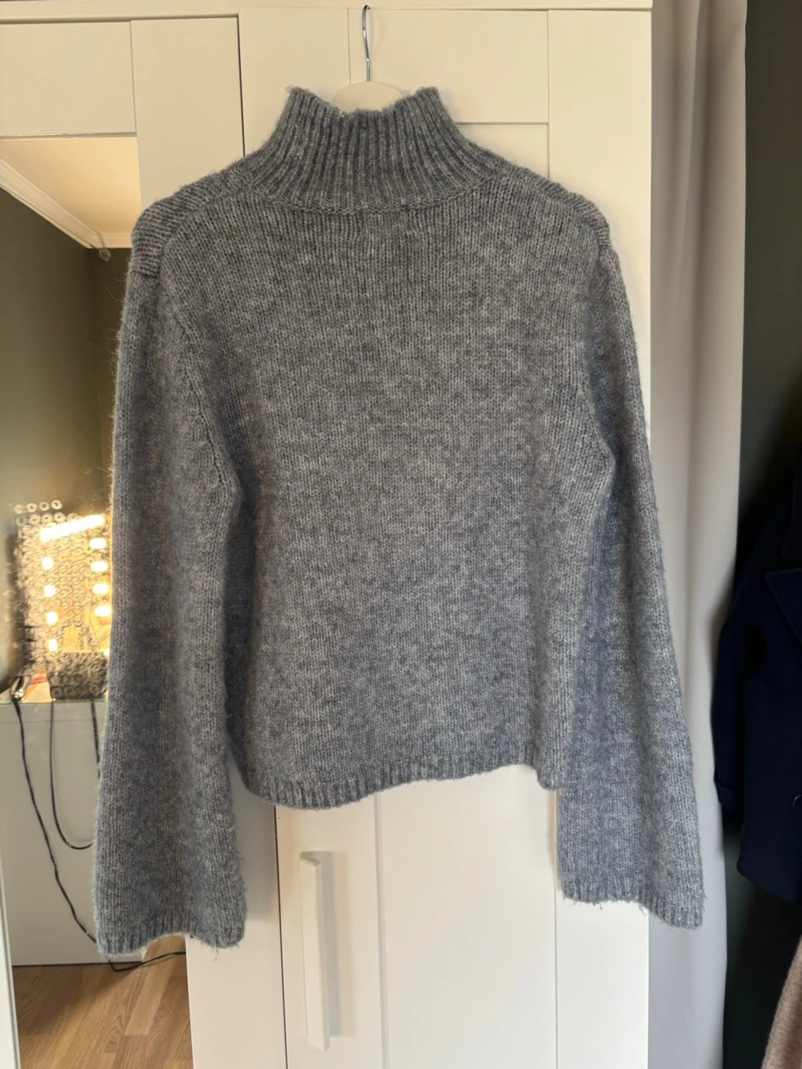 Stickad tröja med högre krage - 1