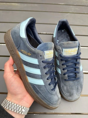 Adidas spezial 40,5 - Säljer dessa sjukt snygga adidas spezial sneakers. Perfekta sommarskorna! Size 40,5 kan även passa 41! Skick 8/10 inga skador men mockan är lite blekt. Skriv vid frågor 🤩