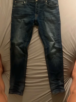 jack and jones jeans - slim fit jack and jonej jean i 30/31 topp skick passar skit bra på mig some 180