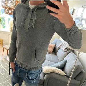 Stickad Hoodie - Säljer den as feta gråa stilrena hoodien. Ända defekten är att den andra knappen är lös,  Första bilden är på hur tröjan ser ut utan defekten de andra bilderna visar defekten! 