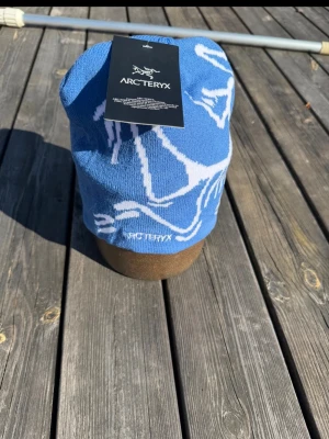 Arc teryx beanie - Säljer denna riktigt snygga beanie från Arc’teryx. Helt ny, endast testad. Tveka inte på att höra ev er vid eventuella frågor eller funderingar. 