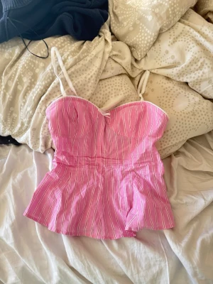 Korsett - Jätte gulllig rosa korsett som är bekvämt o jätte perfekt till när det börjar bli varmt som nu💕(Sista bilden är lånad)