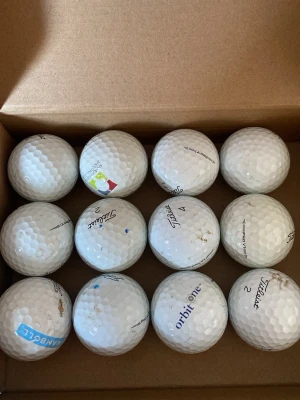 12 vita golfbollar Titleist & mix - Säljer ett set med 12 vita golfbollar,  från Titleist Pro V1 C/D men även några från andra märken som Orbit One. Klassisk rund form med dimple-mönster. Perfekt för dig som vill fylla på golfbagen med flera bollar till bra pris.