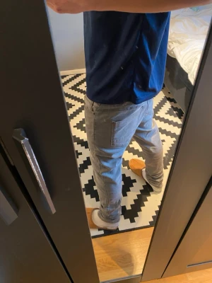 Grå slim fit jeans från Blend - Säljer ett par gråa slim fit jeans från Blend med klassisk femficksdesign och normal midja. Jeansen har en snygg tvättad look och är tillverkade i ett mjukt bomullsmaterial med lite stretch för extra komfort. Perfekta till en avslappnad stil.