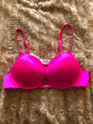 Push-up bh i stark rosa med glitter band -  push-up bh i rosa ferg 💕den har fina filter band som går att ställa om skriv via frågor 💕