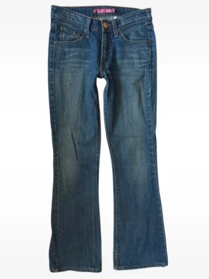 Blå bootcut jeans från Levi's - Säljer ett par klassiska blå bootcut jeans från Levi's åt min kompis. Jeansen är i den klassiska modellen superlow bootcut. Midja: 34 Gren: 20 Innerben: 73 Storleken på lappen är 1M men skulle säga att de är XS/S