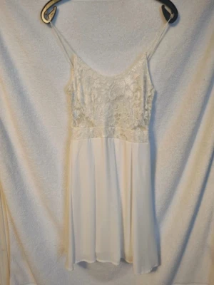 Klänning  - Vit jättefin klänning med spets i storlek S från tfnc London. Mycket fint skick.