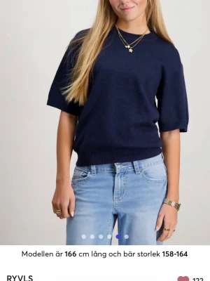 Svart stickad tröja med rund hals - En enkel svart stickad tröja med rund halsringning och kortare ärmar. Tröjan har en rak passform och är tillverkad i ett mjukt stickat material. Perfekt för lager på lager och passar till det mesta. Lite dålig bild men tröjan är skön och har används ett par gånger!