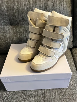 Isabel Marant Beige  - Säljer dessa jätte fina Isabell marants som är i storlek 38. Fick dom i present och endast använd några gånger skorna va för små för mig. Pris kan absolut diskuteras 