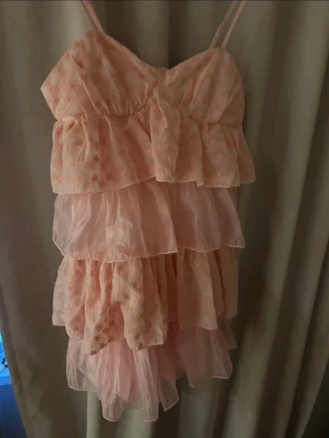 Rosa volangklänning med spetsdetaljer - 1