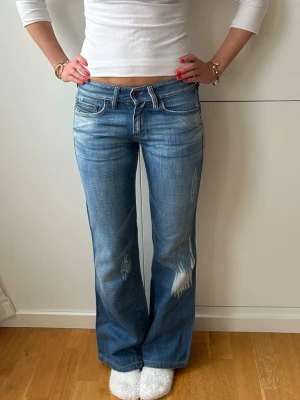 Diesel jeans  - Lågmidjade diesel jeans i storlek XXS. Midja: 36x2 cm innerben: 74 cm.