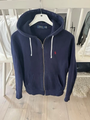 Ralph lauren zip hoodie  - Fräsch zip hoodie från Ralph Lauren i storlek M, snygg mörkblå färg, pris 650kr