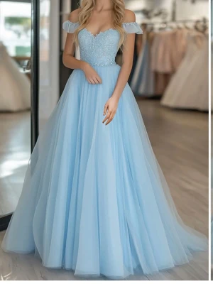 Balklänning  - Superfin ljusblå balklänning från Zapaka! Helt ny och oanvänd, passade inte därmed säljer jag💕 köpte för ca 1600