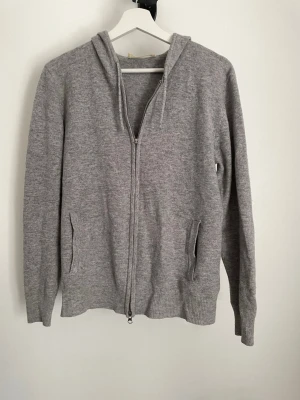 Sayless zip hoodie - Grå zip hoodie från Sayless, storlek S.