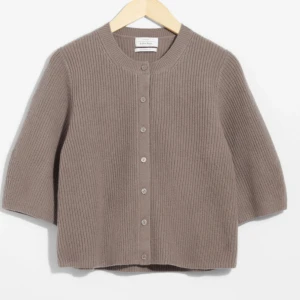 &other stories kofta - Supersnygg beige/brun kofta/tröja från &other stories i nyskick!💕nypris 790kr