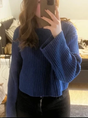 Blå stickad tröja  - Säljer en blå stickad tröja som är lite croppad🦋