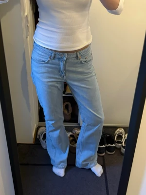Weekday jeans - Midwaist jeans från Weekday i modellen ”sway”. Storlek 29/34 och jag är 175 cm lång ☀️☀️☀️☀️