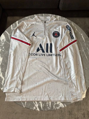 PSG långärmad träningströja grå - Enkel tröja från PSG x Jordan k grå färg med prickar. Den är i nyskick och i princip aldrig använts. Vid frågor och funderar hör av dig. 