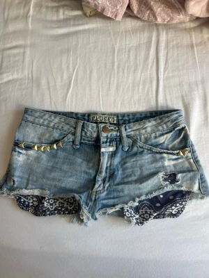Vintage jeansshorts - Super coola vintage jeansshorts från Closed. Passar S-M storlek 26💓De är för stora på mig som bör xs med midjemått 35 så därför jag säljer🥰Super unika!! Litet hål på ena fickan (bild)