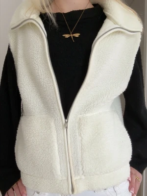 Vit teddyväst - Snygg vit teddyväst. Använd men inga defekter eller starka tecken på användning. Fickor och dragkedja. Stl S💕💕