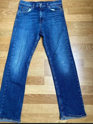 Blå raka jeans från Replay - Klassiska blå jeans från Replay med raka ben och femficksdesign. Jeansen har normal passform och är tillverkade i slitstarkt denimtyg. Perfekta för en avslappnad stil och passar till det mesta. Jag är 170cm o de sitter som en smäck.