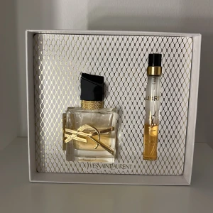 YSL Libre parfymset - Exklusivt parfymset från Yves Saint Laurent med en flaska och en smidig travel size. Snygg presentförpackning med lyxig känsla. Perfekt för dig som vill sticka ut med stil.