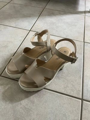 Klackskor  - Beiga klackar med spänne, storlek 37. Knappt använda. Superfina till sommaren💗