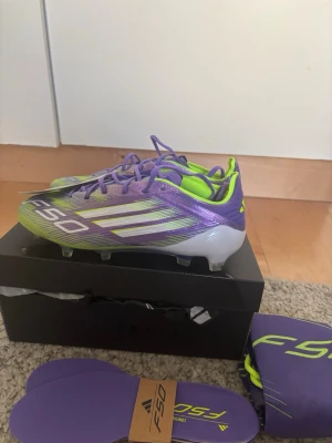 Adidas F50 Elite FG Radiant Blaze - Ett par adidas F50 Elite fotbollsskor strl. 38 som är helt nya med etikett och box kvar. Vill gärna sälja till någon som är i behov av fotbollsskor. Nypris:3099kr, säljer för 1.500kr (pris kan också diskuteras) 