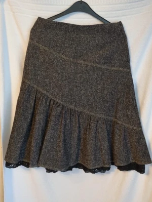 Kjol - Höst/vår kjol från H&M i storlek S men stor i storleken mer som en M, mycket bra skick