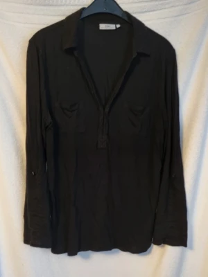 Svart skjorta - Svart skjorta i storlek M från me&i. I fint skick. Ärmarna går att vika upp och sättas fast med knapp.