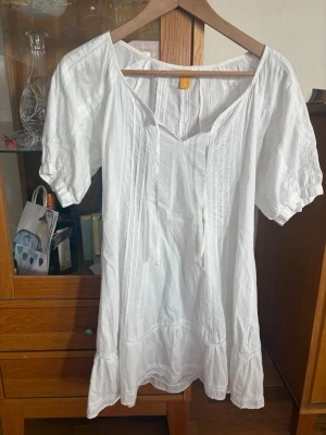 Studentklänning  - Jättefin vit klänning, perfekt till både studenten och sommaren💗💗
