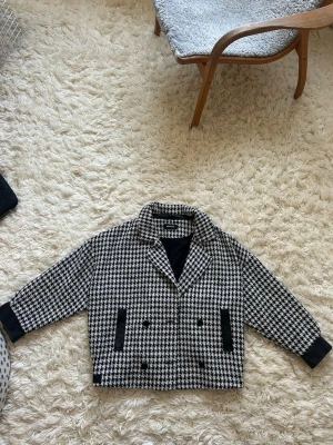 MEOTINE vårjacka - Hej!   Säljer världens finaste vårjacka från Meotine🌷 Använd endast ett fåtal gånger så jackan är i väldigt bra skick!   Nypris på över 2000 kr🌟  Svart/vit rutigt tyg med svart innerfoder🤍 Storlek M/L (Passar 38-42)  Skriv ett meddelande om ni har några frågor💓  