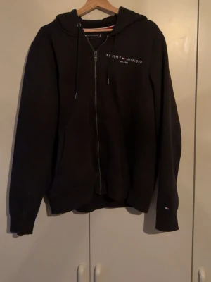 Tommy Hilfiger hoddie - Snygg hoddie från Tommy Hilfiger. 