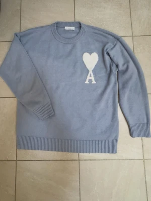 Ami Paris - Tjena, säljer nu denna riktigt schyssta ami Paris tröjan. Den är blåare i verkligheten! Hör av dig vid minsta fundering. Kvitto finns😃