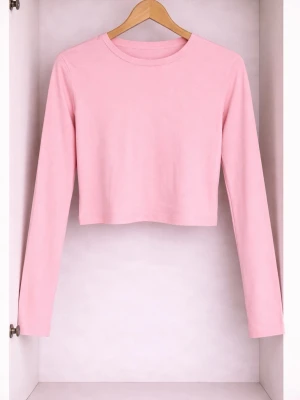Ljusrosa croppad långärmad topp - En enkel och stilren ljusrosa croppad topp med långa ärmar och rund halsringning. Tillverkad i mjukt och stretchigt material som sitter skönt på kroppen. Perfekt att matcha med höga jeans eller kjol för en avslappnad look.