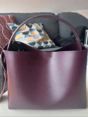 Vinröd väska ARKET - Väska från ARKET, väldigt fint skick och knappt använd. Mellnstorleken infarten Burgundy