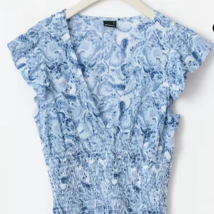 Ljusblå blommig blus/topp - Ljusblå mönstrad topp ifrån Gina Tricot, köpt i somras men aldrig använd
