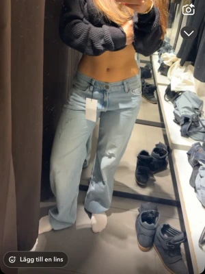 Ljusblåa baggy jeans med hög midja - Säljer ett par ljusblåa baggy jeans med hög midja och raka ben. Jeansen har klassisk femficksdesign och är tillverkade i denim. Perfekta för en avslappnad och trendig look.ordinarie pris 559kr