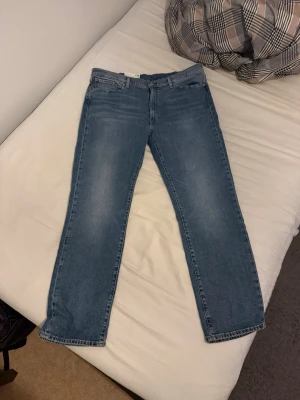 Levi’s 514 Straight (Stretch) 40x32 - Original/Nypris: 1319kr Helt oanvända Levi’s Jeans Sista bilderna för mer info. Jeansen är tillverkade i denim. Perfekta till en avslappnad stil och passar till det mesta. Dragkedja och knapp i gylfen. 