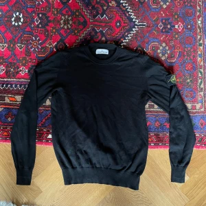 Stone Island tröja - Säljer den här stickade Stone Island tröjan. Tröjan är knappt använd, inga skador osv. Nypris: ca 3200. 