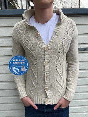 Kabelstickad kofta  - Tja! Säljer nu denna sjukt snygga kabelstickad kofta. Skick 8.5/10 riktigt bra utan synliga defekter. Modellen är 180 men passar som bäst mellan 163-176. Hör av er vid minsta lilla fundering!