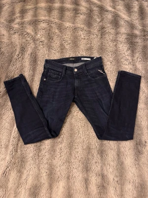 Replay jeans - Säljer dessa replay för det inte riktigt är min stil. Replay anbass slim fit i storlek 28/30. Hör av er vid det minsta lilla 😃nypris 1600 k.