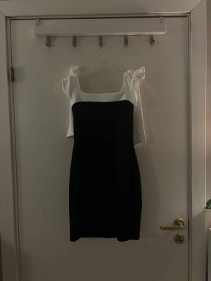 Elegant klänning - Klänning köpt i Kanada. Aldrig använd. Super söt och stilren. Köpt för 118$ (ca 800kr). Hör av dig om du har några frågor! 💗🫶🏼
