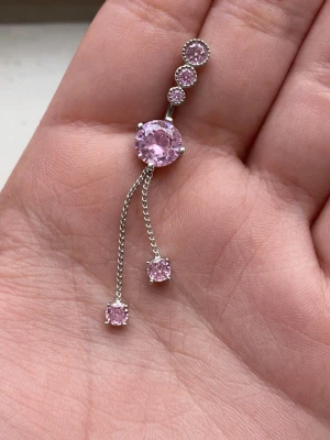 🩷NY Oanvänd navelpiercing med rosa stenar i 304 rostfritt stål 🩷 -  ERBJUDANDE: Få 30% rabatt när du köper 2 valfria piercingar! 🔥  Passa på att fynda och uppdatera din smyckessamling 💖 Skicka ett meddelande vid intresse eller frågor!