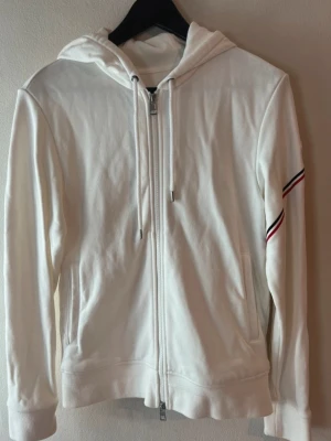 Moncler hoodie  - Moncler hoodie, självklart äkta fler bilder kan skickas om så önskas. Från 2014 kollektionen så ganska ovanlig att hitta. Inga fläckar/hål eller liknande