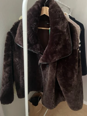 Mörkbrun fuskpälsjacka Gina Tricot - Säljer en fluffig mörkbrun fuskpälsjacka från Gina Tricot. Använt fåtal gånger 🌷